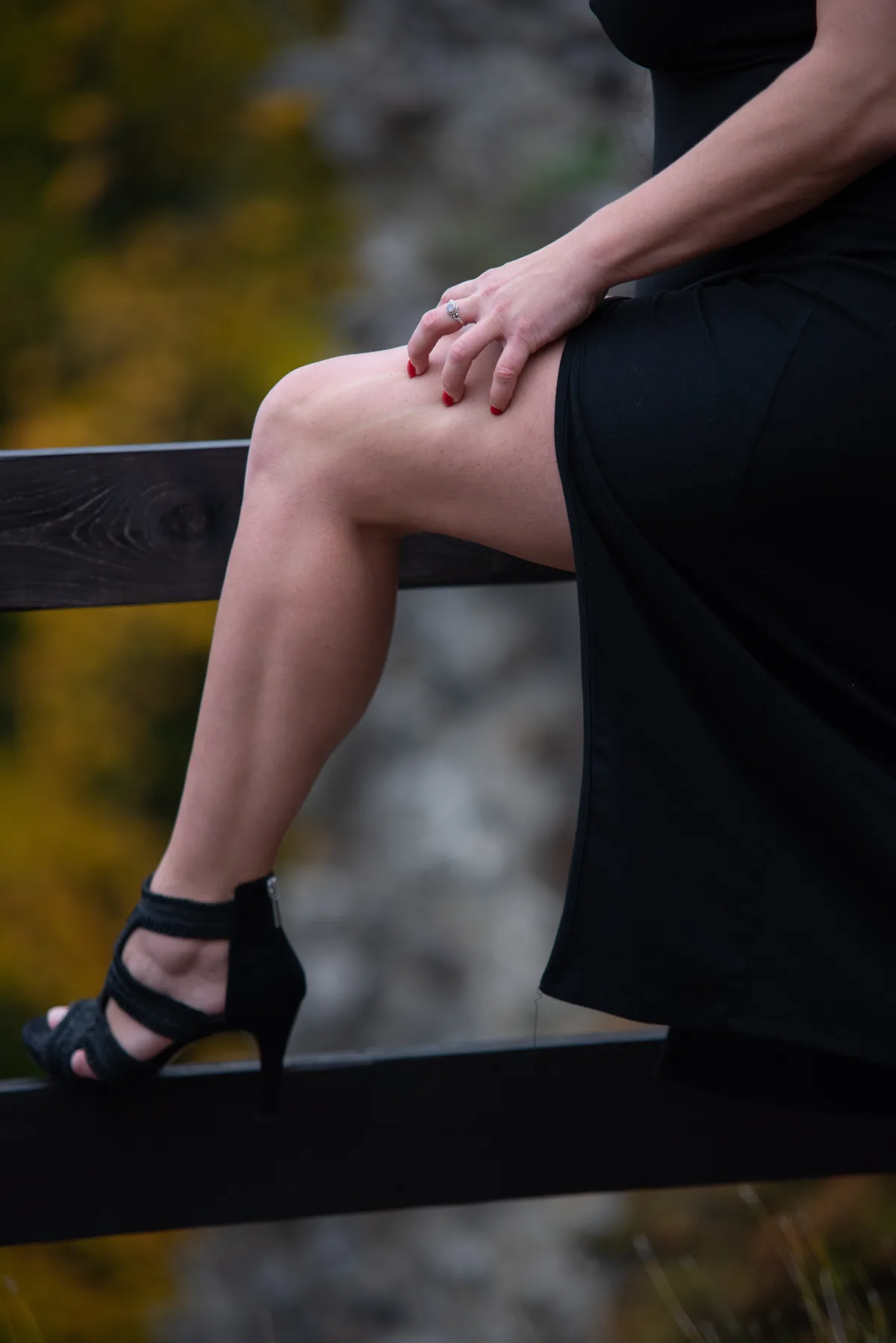 Detailaufnahme einer sitzenden Frau mit schwarzem Kleid und Absatzschuh an der Burg Windeck